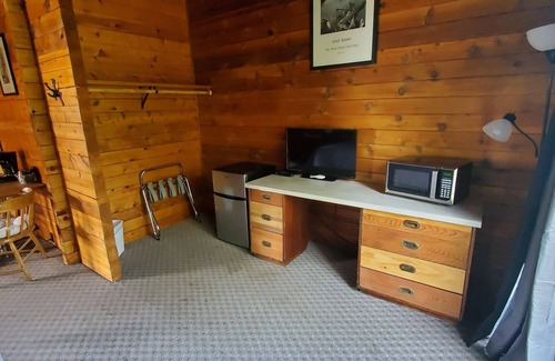 Winthrop Cabin | Explore Virginian Resort: Pet-Friendly Stay with Breakfast