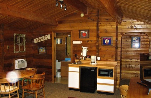 Winthrop Cabin | Explore Virginian Resort: Pet-Friendly Stay with Breakfast