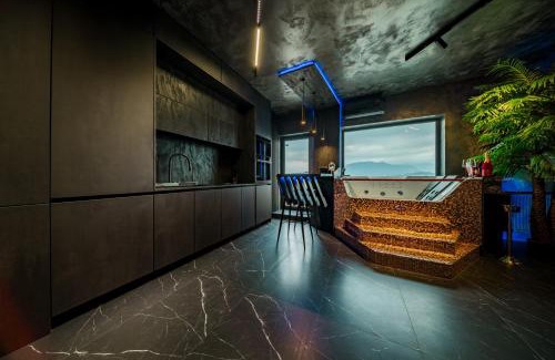 Tractorul Apartment | Virtual Dreamscape Apartment with Jacuzzi