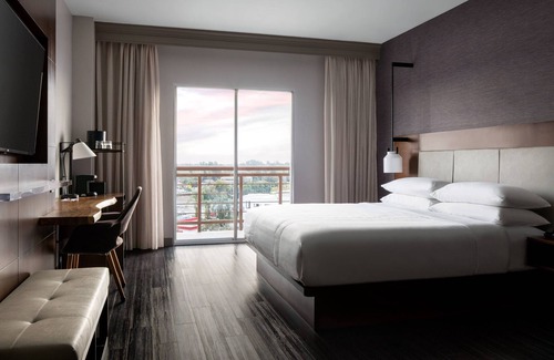 Visalia Hotel | Convenient Stay at Visalia Marriott with Pool & Spa