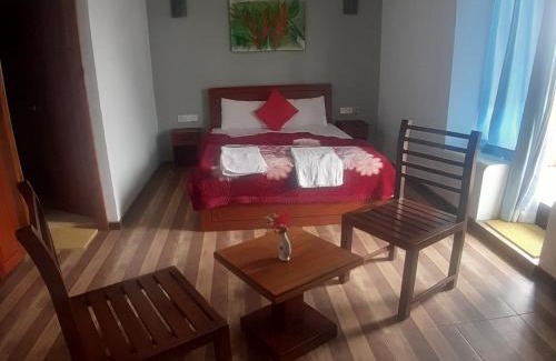 Nuwara Eliya Hotel | Discover Vishmi's Rest: Family-Friendly with Breakfast Included