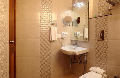 Kuppaayil Hotel | Budget-Friendly Vishnu Inn with Restaurant & Family Amenities