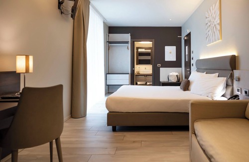 San Benedetto di Lugana Hotel | Vision Hotel: Oceanfront Bliss with Spa & Pool Access
