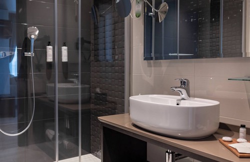 San Benedetto di Lugana Hotel | Vision Hotel: Oceanfront Bliss with Spa & Pool Access