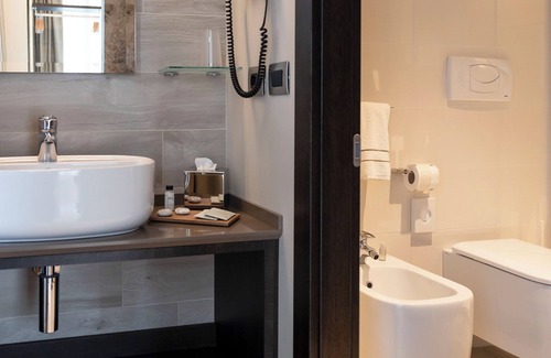 San Benedetto di Lugana Hotel | Vision Hotel: Oceanfront Bliss with Spa & Pool Access