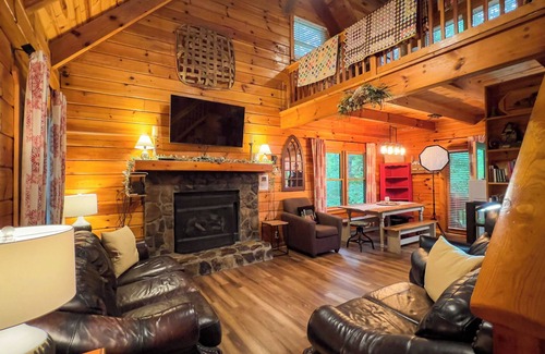 Pine Mountain Cabin | Cozy Log Cabin Near Roosevelt Park with Pool & Breakfast