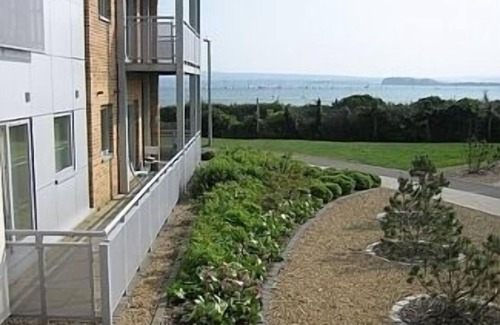 Hamworthy Apartment | Coastal Retreat: 4-Star Apartment with Sea Views & Beach Access