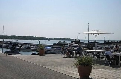 Hamworthy Apartment | Coastal Retreat: 4-Star Apartment with Sea Views & Beach Access