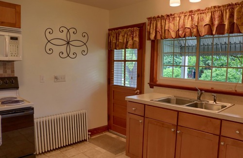 McKnightstown House | Spring Escape: Pet-Friendly Cottage with Ocean Views
