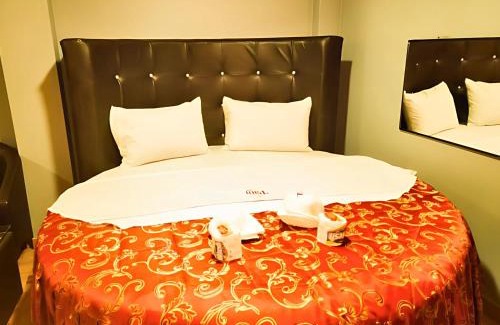 San Martin de Porres Hotel | Relax at Hostal Paris: Poolside Oceanfront Getaway