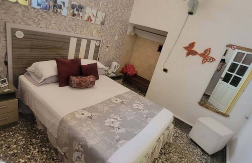 Cienfuegos House | Beachfront Bliss at Vista al Mar with Spa & Breakfast