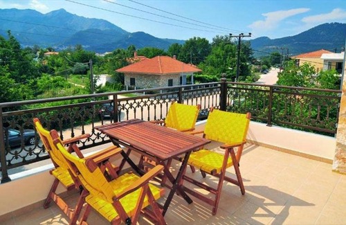 Chrisi Akti Apartment | Guest Rated Vista Al Mar: Family-Friendly Serenity Awaits