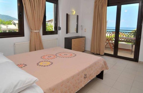 Chrisi Akti Apartment | Guest Rated Vista Al Mar: Family-Friendly Serenity Awaits