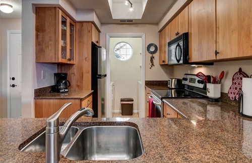 Highland Lake Estates Condo | Vista Azul: Unique Lake Living with Spa & Pool Amenities