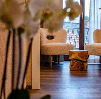 Pella Bed & Breakfast | Pet-Friendly Vista B&B: Family-Approved Comfort Awaits