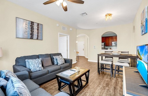 Florida Central Atlantic Coast Condo | Remodeled Vista Cay 2 Bed Retreat with Lake View & Spa