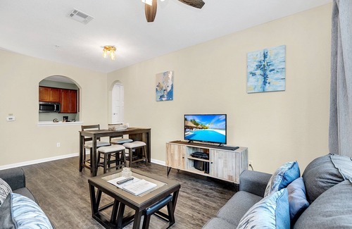 Florida Central Atlantic Coast Condo | Remodeled Vista Cay 2 Bed Retreat with Lake View & Spa