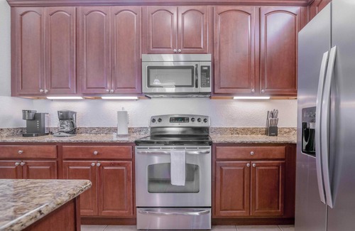Florida Central Atlantic Coast Condo | Vista Cay Lakeview Panorama: Poolside Retreat Near Attractions
