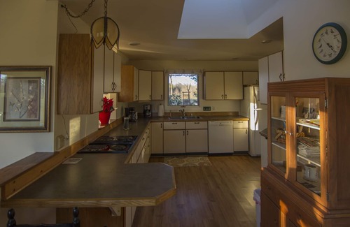 Uniontown House | Guest Rated 10/10: Scenic Views & Cozy Fireplace Retreat