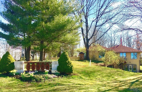 Uniontown House | Guest Rated 10/10: Scenic Views & Cozy Fireplace Retreat