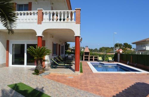 Cubelles Villa | Cozy Vista Cunit: Pet-Friendly Stay with Oceanfront Views