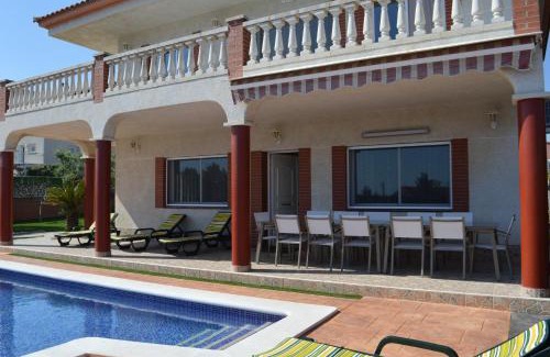Cubelles Villa | Cozy Vista Cunit: Pet-Friendly Stay with Oceanfront Views