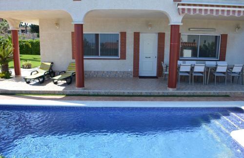 Cubelles Villa | Cozy Vista Cunit: Pet-Friendly Stay with Oceanfront Views