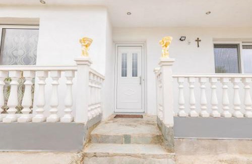 Kalambaka House | Guest Rated 9.9: Vista de Montana Meteora II Awaits You