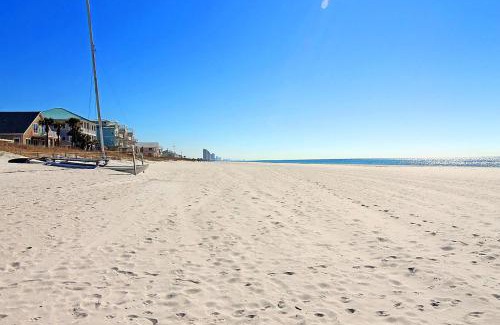 Bahama Beach Apartment | Ocean Overlook 302: Family-Friendly Retreat with Scenic Views
