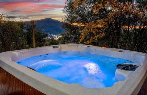 Oakhurst House | New Vista Haven: Mini Golf & Hot Tub with Scenic Views