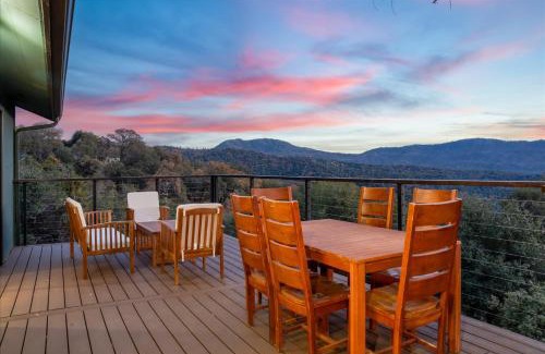 Oakhurst House | New Vista Haven: Mini Golf & Hot Tub with Scenic Views