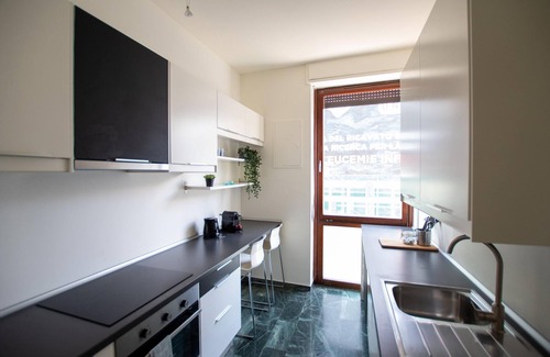 Como City Centre Apartment | Discover Vista Lago: Family-Friendly Retreat with Kitchen