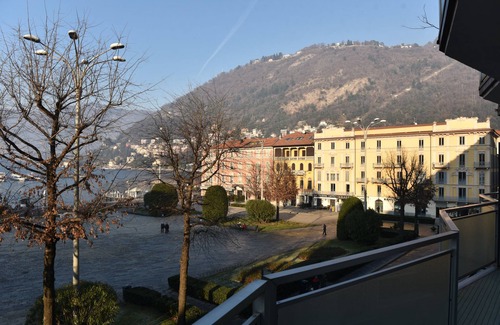 Como City Centre Apartment | Discover Vista Lago: Family-Friendly Retreat with Kitchen