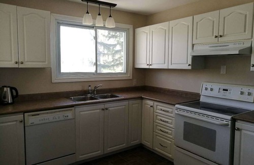 Keswick House | Discover Vista Park House with Pool and Kitchen Amenities