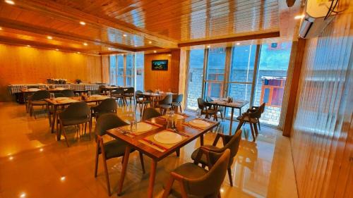 Nanpara Hotel | Vista Resort - Centrally Heated & Air Cooled Near Mall road Manali