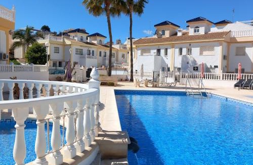 Rojales Apartment | Vista Soleada: Oceanfront Retreat with Pool & Family Fun