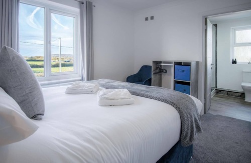 Port-Eynon Apartment | Ocean Breeze: Family-Friendly 3 Bed Vista Suite Awaits