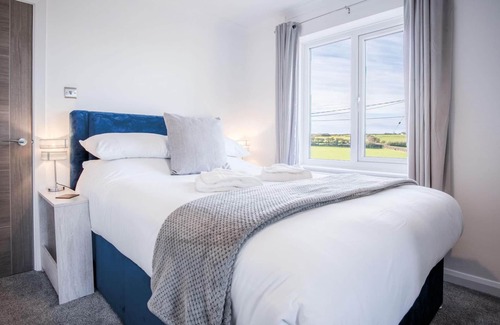 Port-Eynon Apartment | Ocean Breeze: Family-Friendly 3 Bed Vista Suite Awaits