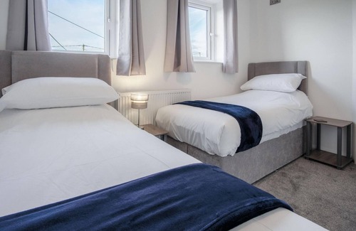 Port-Eynon Apartment | Ocean Breeze: Family-Friendly 3 Bed Vista Suite Awaits
