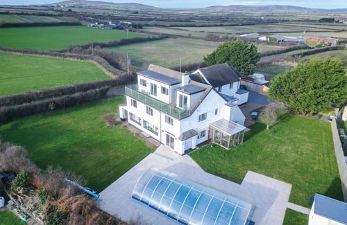 Port-Eynon Apartment | Ocean Breeze: Family-Friendly 3 Bed Vista Suite Awaits