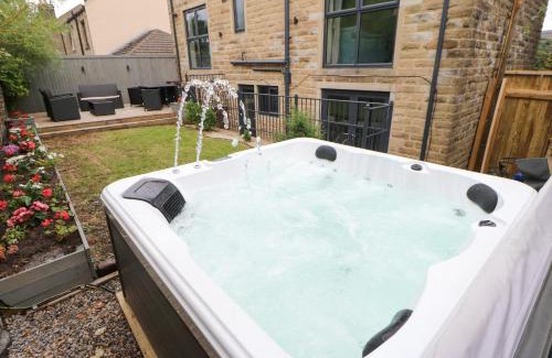 Meltham House | Vista Tasso: 4-Star Stay with Family & Pet-Friendly Amenities