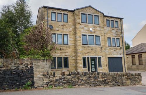 Meltham House | Vista Tasso: 4-Star Stay with Family & Pet-Friendly Amenities
