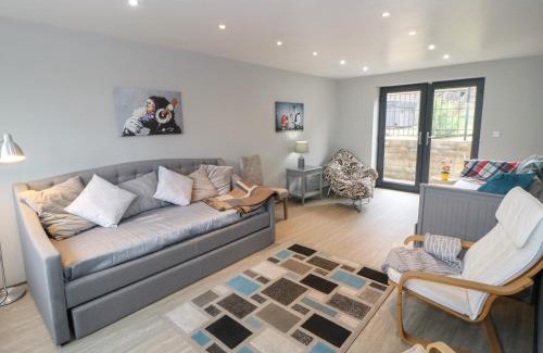 Meltham House | Vista Tasso: 4-Star Stay with Family & Pet-Friendly Amenities