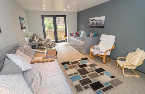 Meltham House | Vista Tasso: 4-Star Stay with Family & Pet-Friendly Amenities