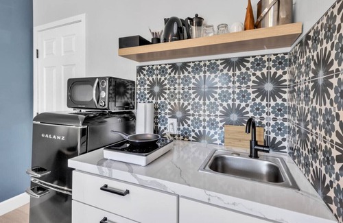 Vista Apartment | Central Suite#06: Pet-Friendly Room with Workspace & Comfort