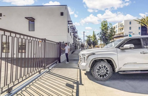 Vista Apartment | Central Suite#06: Pet-Friendly Room with Workspace & Comfort