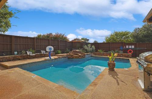 Lewisville House | Vista Valley Vacay 5-BD w Pool & Cinema