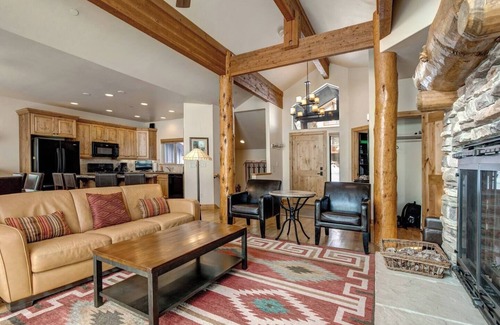 Pinebrook House | Pet Friendly Vista Views Townhome with Lake View & Spa