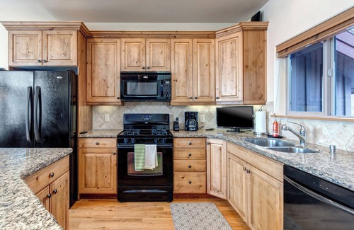 Pinebrook House | Pet Friendly Vista Views Townhome with Lake View & Spa