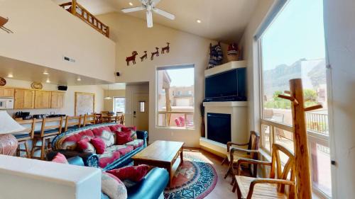 Moab House | Vista Villa #3A5: Family-Friendly Getaway with Pool & Hot Tub